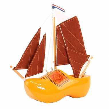 Model zeilboot klomp met rode masten 20 cm